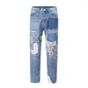 メンズジーンズハイストリートフローラル刺繍パッチワークは、男性のレトロストレートデニムズボンのための青いズボンをリッピングしました特大のジャン
