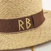 Breda randen hattar hink hattar modebrev sommar raffia panama halm hattar med metallkedja kvinnor män mössor bred gräl kedja sol hatt utomhus jazz båt hatt 230713