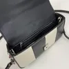 Tvåfärgad korskroppspåsar Kvinnor Designer Handväska Purs Axillary Påsar axel crossbody handväska hårdvara bokstav magnetisk spänne äkta läderband mini klaff tote