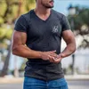 T-shirt da uomo 2023 NOVITÀ Maglietta sportiva Uomo Estate alta elasticità Camicia a compressione Fitness Top Tee Maglietta a righe con scollo a V maschile Abbigliamento da palestra L230713