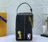 Luxur Designer Clutch Bag Men Kvinnor Dopp Kit Purse Basketball Wallet Präglade blommor Bokstäver Handväska Högkvalitativ Taurillon Leather Fashion Toalett Väskor