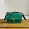 Crossbody väska 2024 designer väska mode axelväska med en strukturerad korshatchstruktur och vaxade finish handväskor justerbart saffiano läderhandtag