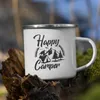 Tazze L'avventura attende Tazze da campeggio Happy Campers Campfire Cup Smalto Tazze da campeggio Outdoor Camper Coffee Handle Mug Camper Van Gift R230713