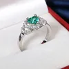 Creativo Moda Donna Zircone verde Mano che tiene Anello d'amore Lusso Cristallo lucido Zircone Anello in argento 925 Anello di fidanzamento Gioielli L230704