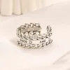 Designer Brand Lettera Anelli a fascia Donna Crystal Diamond Placcato oro 18 carati Placcato argento Gioielli da sposa in acciaio inossidabile Anello aperto Fine Carving Finger Ring