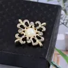 Nouveau Style Broche De Luxe Desinger Femmes Strass Perle Lettre Broches Costume Pin Mode Bijoux Vêtements Décoration Haute Qualité Accessoires