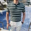 T-shirt da uomo T-shirt manica corta in seta ghiaccio estate per uomo 2022 versione coreana personalità camicia polo a righe con risvolto lavorato a maglia traspirante L230713