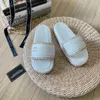 Designer Luxury Channel Classic Slippers Flat Shoes Mens Mens Womens Straw Plaided Artikel tofflor Sandal Dress Shoe Summer