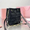 Borsa a tracolla con secchiello pieghevole Borsa a mano semplice da donna Borsa in vera pelle con catena di cristallo Chiusura con coulisse Lettere di moda Borse a tracolla da donna Filo