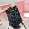 Borsa a tracolla con secchiello pieghevole Borsa a mano semplice da donna Borsa in vera pelle con catena di cristallo Chiusura con coulisse Lettere di moda Borse a tracolla da donna Filo