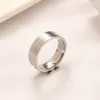 Anello con lettera di diamanti di design Anello regalo classico con logo di lusso Anello di fidanzamento per donna Amore Anello a fascia di design I gioielli in acciaio inossidabile non sbiadiscono Gioielli placcati in oro 18 carati