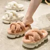 Тапочки теплый искусственный мех тапочки женщины в помещении для уличных туфлей кросс -ремешок толстые подошвы дам