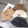 秋の冬のバケツ帽子レタープリント暖かい漁師の帽子女性の男性ファッション不規則なデザイナーバケツキャップ