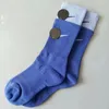 Chaussettes pour hommes Chaussettes de créateurs Épissage de couleurs techniques Chaussettes pour femmes Broderie personnalisée Mode populaire Sport Chaussette en coton à la mode Style respirant et absorbant la transpiration