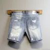 Mäns shorts sommarljusblå rippad katt whisker lapp brev tryck smal denim tonåringar jeans pojkar och flickor cowboy korta byxor 230714