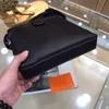 2023 Market Hot Selling Boutique Cowhide Men's One Shoulder Crossbody Bag Black Square Business Casual Zipper Style Designer Personlig mode Casual