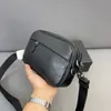 2023 Piyasa Popüler Yeni Cowhide Erkek ve Kadın Çantası Uzatılabilir Omuz Kayışı Fermuarı Tek Omuz Crossbody Crossbody Göğüs Çantası Trend Kişiselleştirilmiş Under Equ Under Koltuklu Çanta