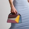 Designväska kvinnor handväska kontrasterande färg sömnad nisch väska dragkropp crossbody väska triangulär diamantgitter vikar väska regnbåge godis färg underarmsäck