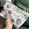 Kozmetik çantalar işlemeli jakard çiçek debriyaj çantası makyaj portatif makyaj poşeti seyahat cilt bakım tuvalet organizatör