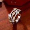 Bling Bling Vvs Moissanite Ring 100% 925 Sterling Ring Anello bicolore in stile designer con linee geometriche cave Anello di diamanti punteggiato Anello di separazione dei colori delle donne