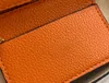 Tahıl Calfskin, Brand Archives ile logoyu bir clamshell altından çiçeklerin zarif nefesine sokar