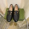 Princetown Loafers Women Slippers Классическая металлическая пряжка сандалии женские кожаные наполовину коричневые белые черные таможенные скольжения. Обувь новое прибытие 08