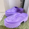 Sandali piatti in gomma traforata uomo donna Luxury Platform Slide Soft Hollow Pattern Made Blu Viola Verde Giallo Rosso Nero Bianco Pantofole con suola spessa taglia 35-41