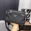 2023 Bestsäljande liv Portable Black Nylon Men's and Women's Small Bag Light Luxury Brand One Shoulder Crossbody Bag liten kapacitet dragkedja infällbar axelrem