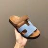 2024 NOVOS CASCOIS SANDALS DE CATO MATTE DE LOVAÇÃO Sandálias e chinelos Luxuosos Designer Luxuoso Tomados de praia Aberto Tomanhos de sapatos para homens e mulheres