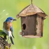 Decoraciones de jardín Nido de colibrí Hecho a mano Exterior Casa de pájaros de madera de pie Nidos de pájaros Jaula Casas de pájaros para decoración de jardín Dormitorio de mascotas L230715