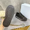 Lyxdesigners kvinnor höga låga gäng casual skor löpskor makro renylon borstade läder sneakers gummi sula lyx mode sneakers heta grossist