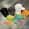 2023年春と夏の韓国版ファッショナブルなレター野球帽は、男性と女性のための端と穴の野球キャップ野球帽を添えた