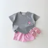 Robes 2023 Vêtements pour enfants coréens Ensemble de vêtements pour bébés garçons T-shirts de crème glacée en coton biologique et shorts en lin Pinkycolor pour bébés filles sarouel