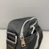 2023 Bestverkopende leven draagbare zwarte nylon kleine tas voor heren en dames licht luxe merk een schouder crossbody tas kleine capaciteit rits intrekbare schouderriem