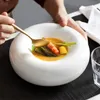 Prato de comida de concepção artística de restaurante de luxo para aquecer pratos redondos de porcelana branca criativos para jantar