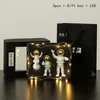 Dekorativa föremål Figurer 3PC Astronaut Decor Action Figurer och Moon Home Decor Harts Astronaut Statue Room Office Desktop Decoration Presents Boy Gift 230714