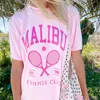 Camiseta Feminina Calenka Malibu Tennis Club EUA Camiseta Feminina Y2K Rosa Camiseta Feminina Manga Curta Solta Algodão Verão Casual Estampada T-shirt 230714