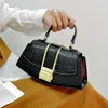 Stilvolle Umhängetasche für Frauen 2023 Frühjahr neue kleine Tasche Damen Netzwerk rot koreanische Version Schulter geprägte Handtasche Brief Umhängetasche Abendkupplungen