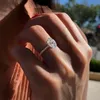 Fedi nuziali Huitan Oval Finger Ring Band Brilliant CZ Stone Four Prong Setting Classic Anniversary Gift For Wife Girlfriend 230714