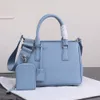 2023 High köpte butik Premium Cowhide Women's Bag with Key Silver Coin Liten Bag Deluxe Grey Blue Pink Style One Shoulder Oblique Handheld Designer Brand Style Style