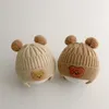 Koreanische Gestrickte Baby Mütze Mit Ohrenklappen Nette Bär Bommel Kinder Hut Beanie Warme Herbst Winter Jungen Mädchen Ohr Schutz motorhaube Kappen