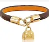 2023 designer smycken kvinnor läder armband med hjärtlås hårdvara charm pu armband fyra bladblomma mönster guldpåse hängande mode ny stil