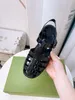 Sapatos femininos de verão ocos romanos combinando com buraco transparente em PVC e sandálias de dedo do pé fechadas para mulheres