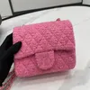 Borsa di design Borsa a tracolla singola con catena con fibbia in oro intrecciato con motivo a diamante, la bustina rosa è troppo adatta per l'uso quotidiano A412