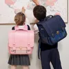 حقائب الظهر على ظهر مدرسة الأطفال في المملكة المتحدة.