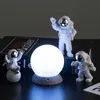 Dekorativa föremål Figurer 3PC Astronaut Decor Action Figurer och Moon Home Decor Harts Astronaut Statue Room Office Desktop Decoration Presents Boy Gift 230714