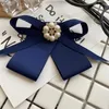 Papillon Coreano Perla Cravatta Spilla da donna Scollo a camicia Colletto decorativo Fiore Spilla da studente Blu navy Piccolo papillon Regalo per le donne