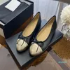 Designer Ballet Shoes Robe Chaussure Printemps Et Automne 100% cuir de vachette lettre Bow Ballet Dance shoes mode femmes noir Bateau plat Lady cuir Trample Lazy Loafers 34-42