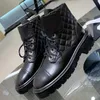 Ineinandergreifende schwarze Knöchel-Biker-Klobige Plateau-Flats, Kampfstiefel, Schnürstiefeletten mit niedrigem Absatz, Lederketten, Schnalle, Damen-Designer-Schuhe, glänzend, Größen 35–42, mit Box