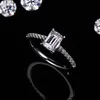 Pierścienie zespołowe gorące sprzedaż Bling-Bling-Bling Misisanite Pierścień 925 Szmaragdowy pierścionek Moissanite Certyfikowany szmaragdowy krój dla kobiecej biżuterii prezentowej